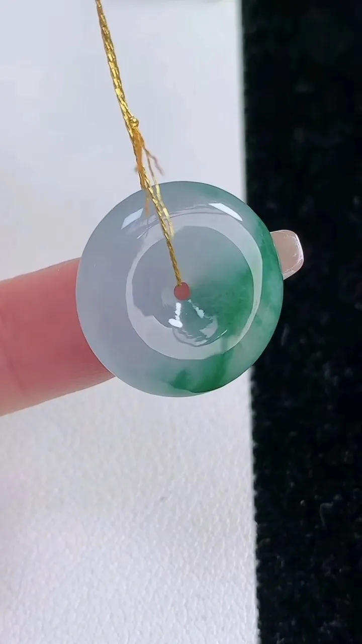 天然A货翡翠飘花平安扣吊坠，尺寸20-5.5，重量:4.48g
1月28日