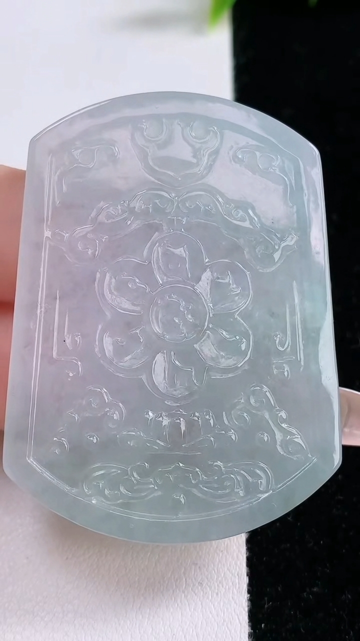 天然A货翡翠仿古无事牌吊坠，尺寸52-38.6-4.6，重量:21.57g
1月28日