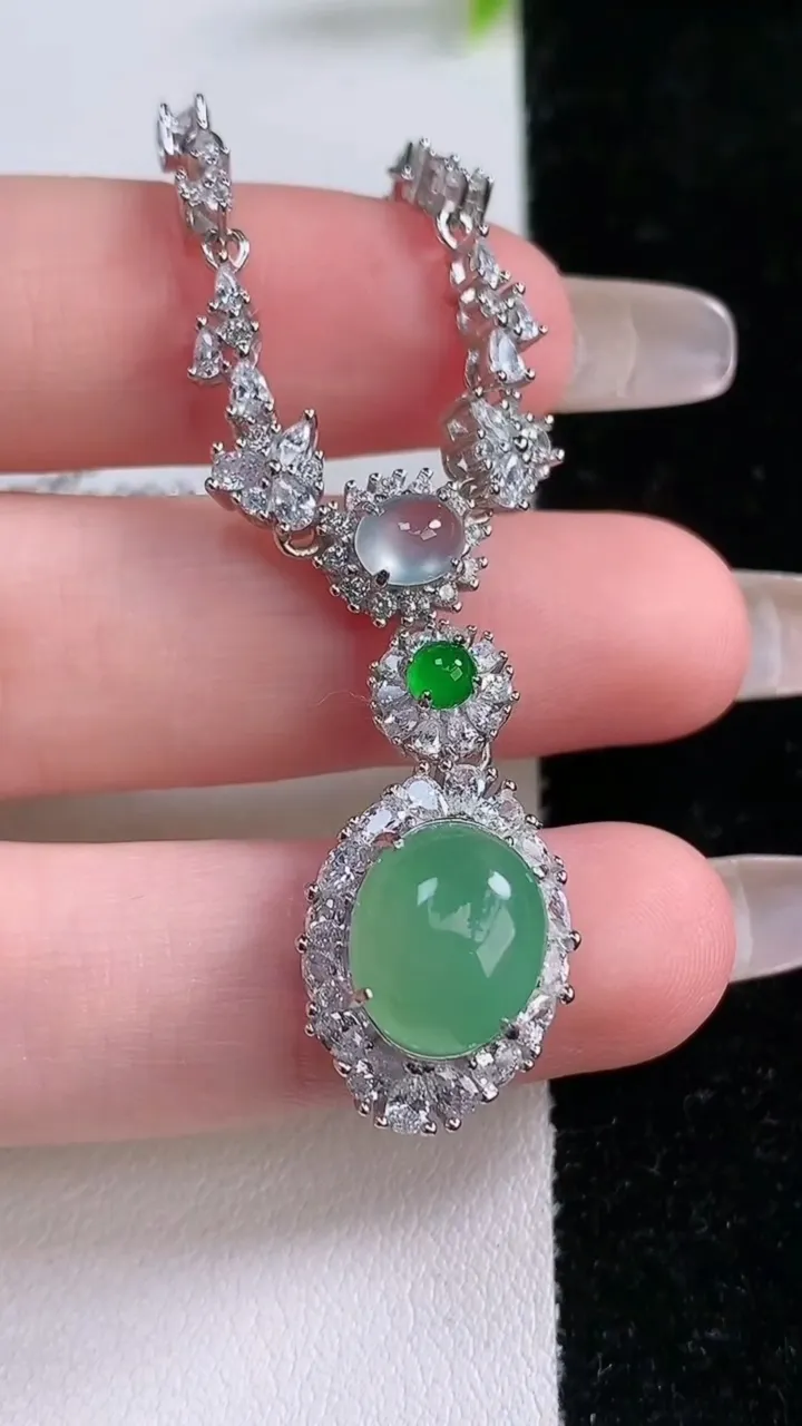 天然A货翡翠蛋面项链，尺寸11-8.8-9.8，重量:8.80g1月28日
工厂直销收藏佳品,种好水足，色泽均匀，有种有色，上手高大气！