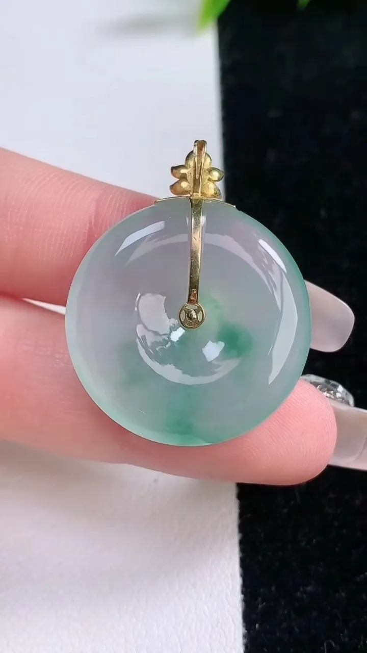 天然A货翡翠种飘花平安扣吊坠，尺寸27-6，重量:8.42g
1月28日