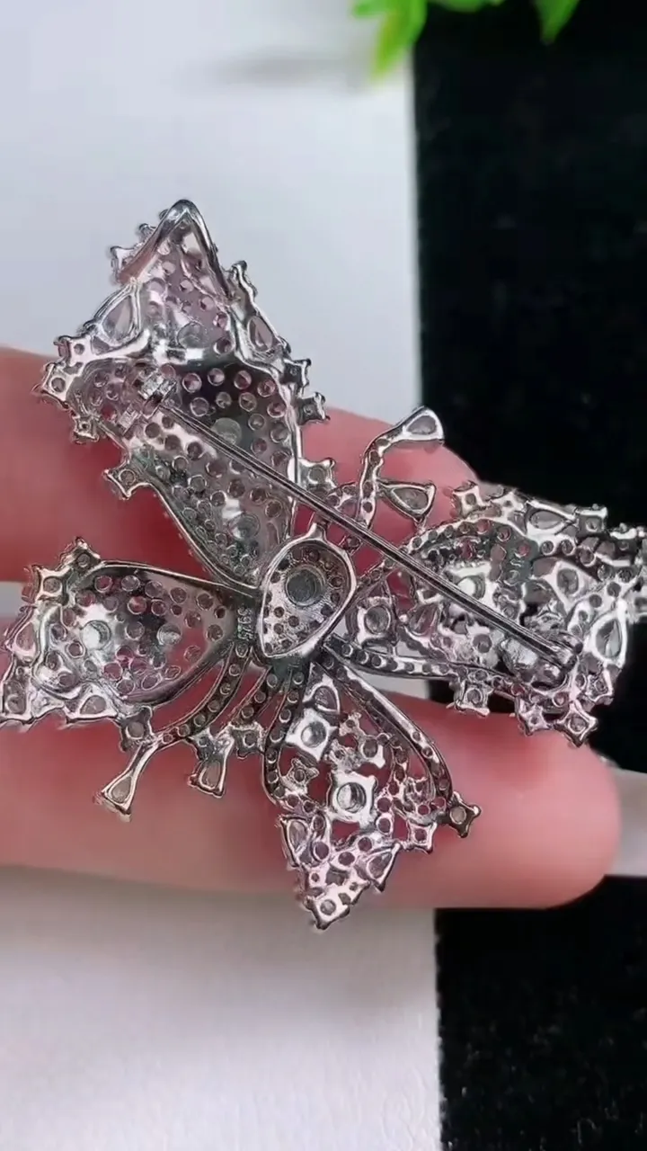 天然A货翡翠蝴蝶胸针，尺寸3.7，重量:13.17g
1月28日