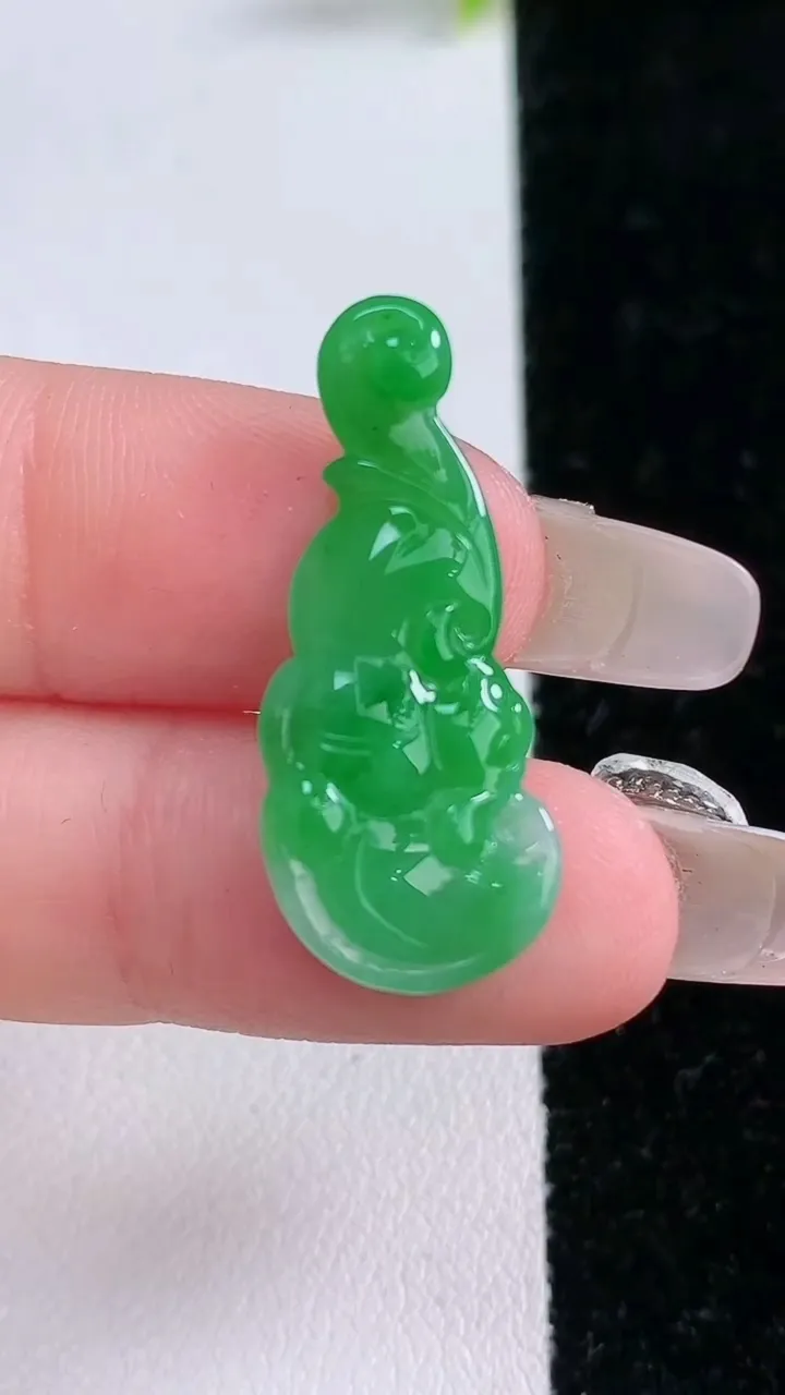 天然A货翡翠如意吊坠，尺寸29.4-12-3.8，重量:2.30g
1月28日