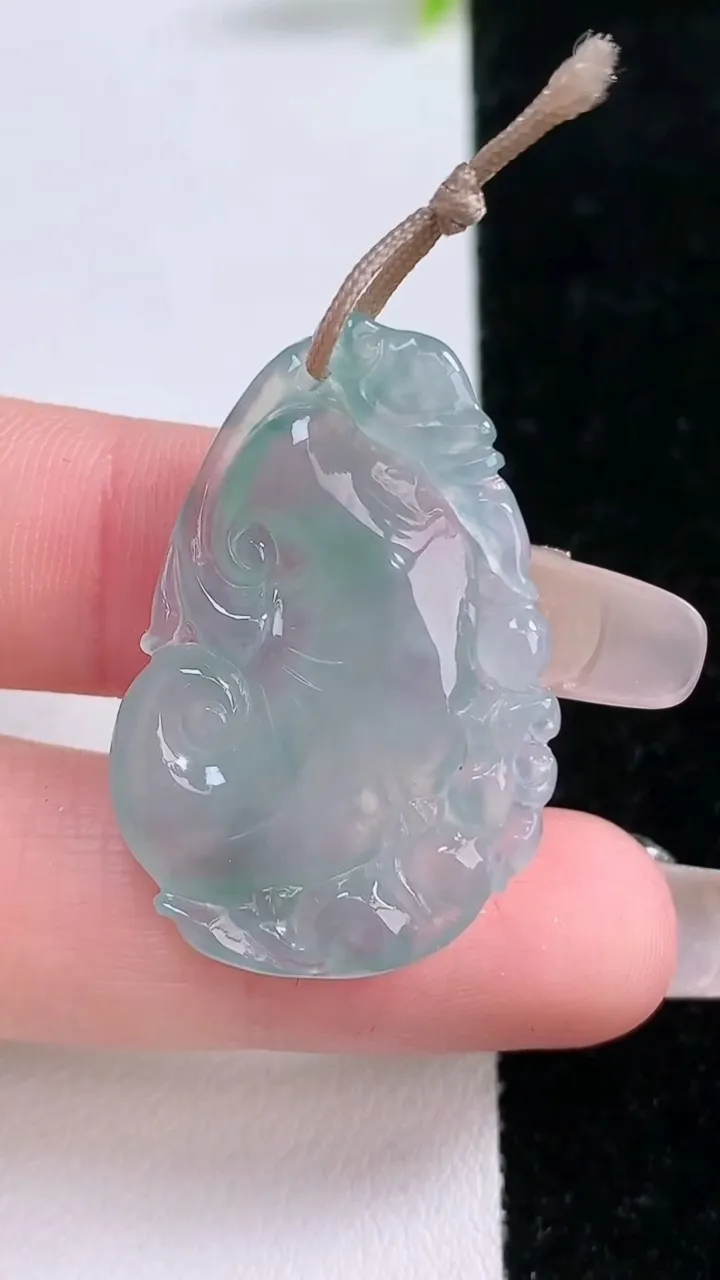 天然A货翡翠飘花如意吊坠，尺寸33.4-22-4.5，重量:5.78g
1月28日