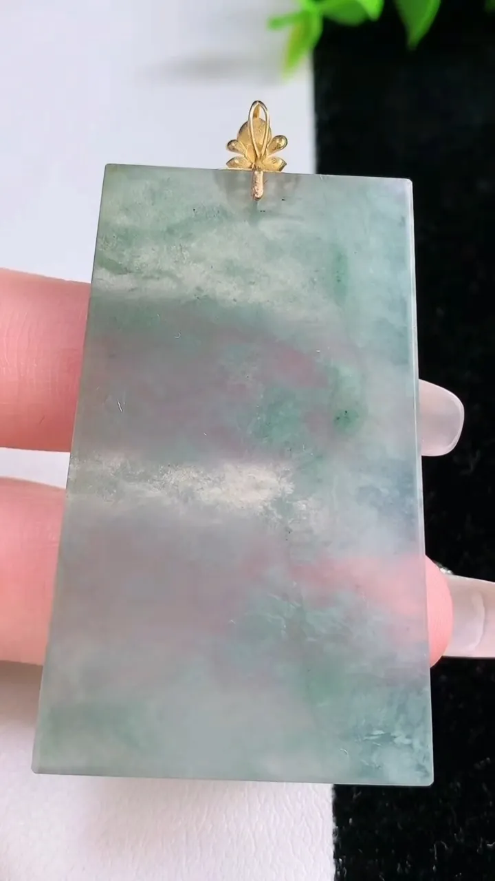 天然A货翡翠种飘花无事牌吊坠，尺寸51.4-32.6-2.6，重量:14.87g
1月28日