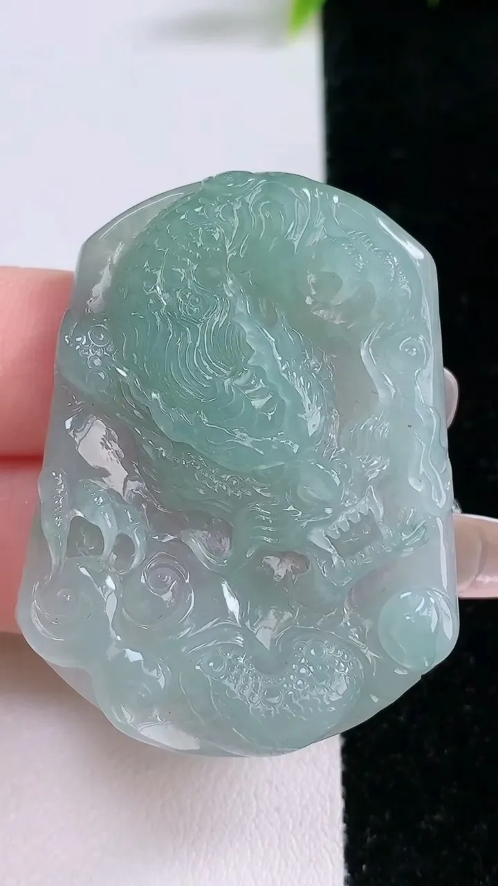 天然A货翡翠龙牌吊坠，尺寸46.3-35-6，重量:18.32g
1月28日