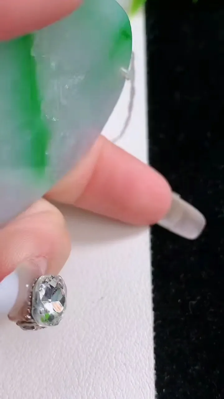 天然A货翡翠山水牌吊坠，尺寸55.5-44.2-5.3，重量:28.84g
1月28日