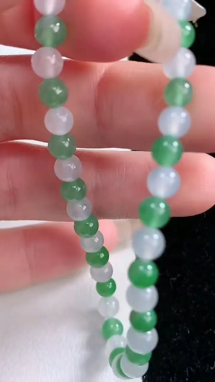 天然A货翡翠圆珠手串，尺寸4.8-40颗，重量:7.06g1月28日
工厂直销收藏佳品,种好水足，色泽均匀，有种有色，上手高大气！