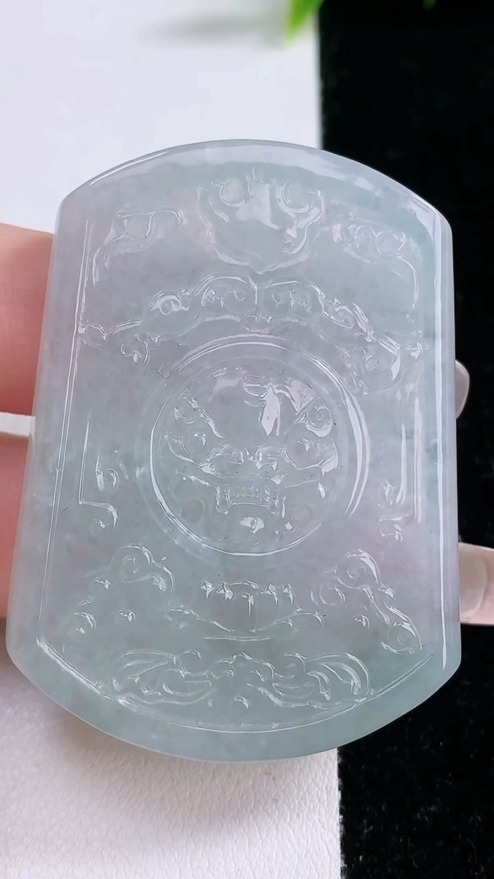 天然A货翡翠仿古无事牌吊坠，尺寸52-38.6-4.6，重量:21.57g
1月28日