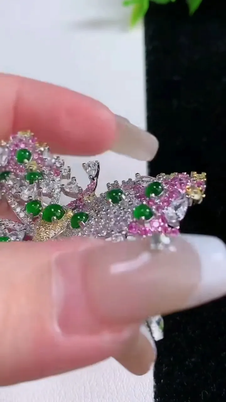 天然A货翡翠蝴蝶胸针，尺寸3.7，重量:13.17g
1月28日