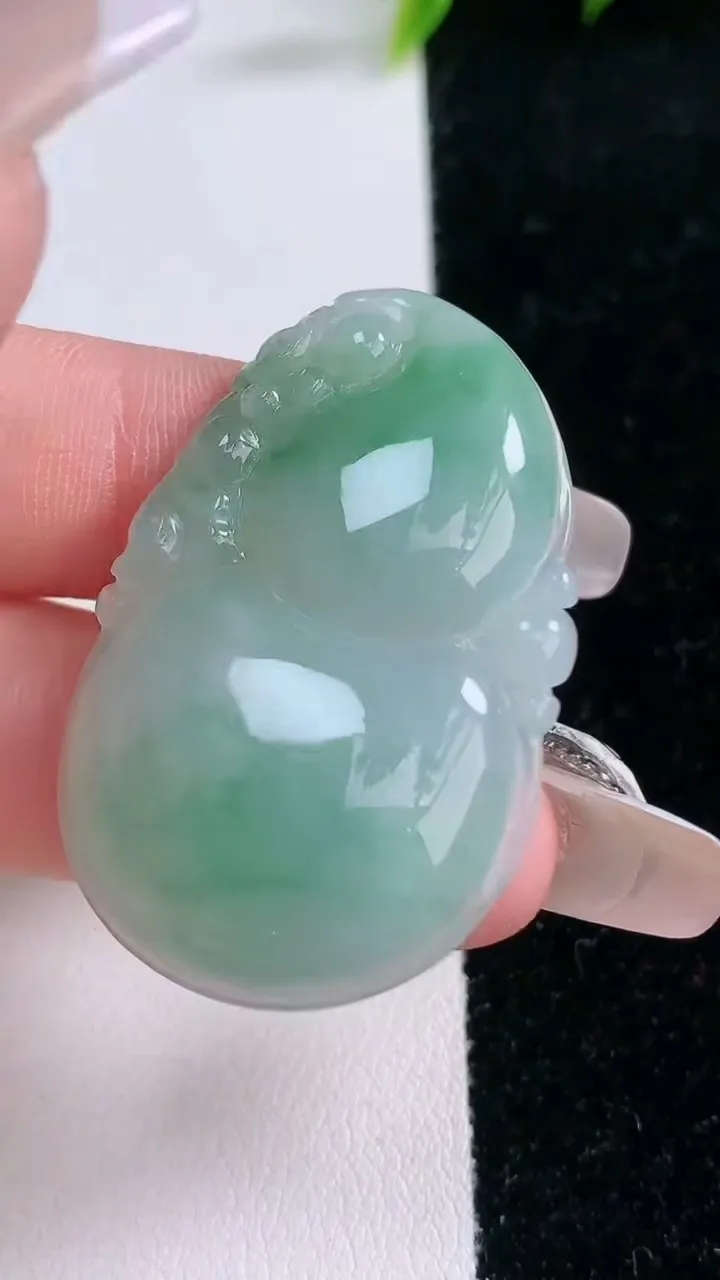 天然A货翡翠葫芦吊坠，尺寸41.3-26-6，重量:10.93g
1月28日