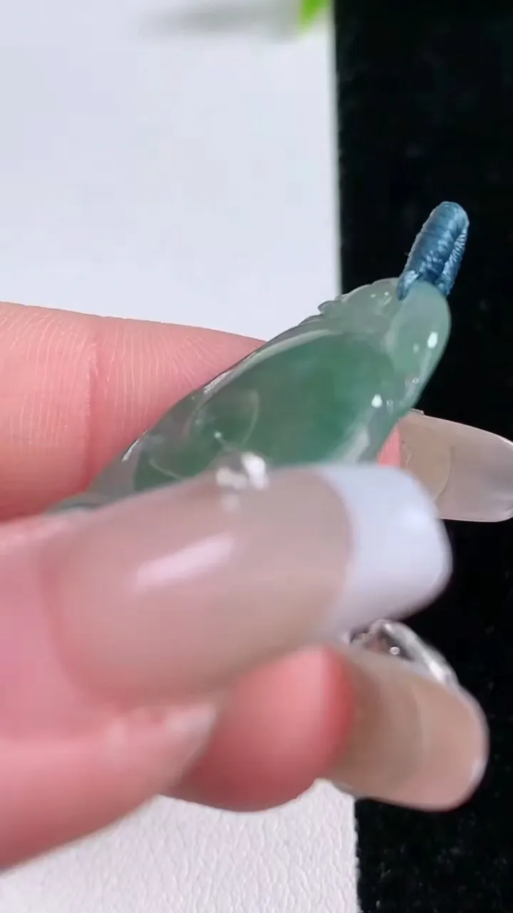 天然A货翡翠如意吊坠，尺寸39.4-20.7-4.6，重量:7.04g
1月28日