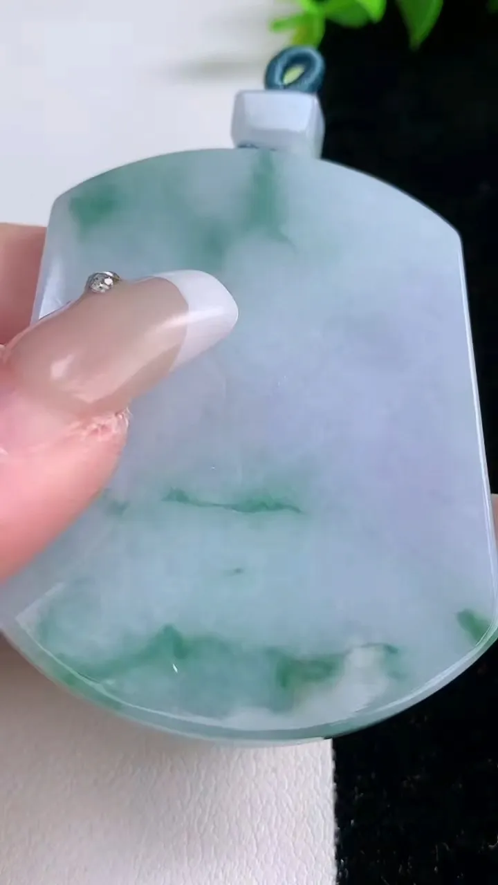 天然A货翡翠飘花无事牌吊坠，尺寸55.3-42.2-5.7，重量:41.29g
1月28日