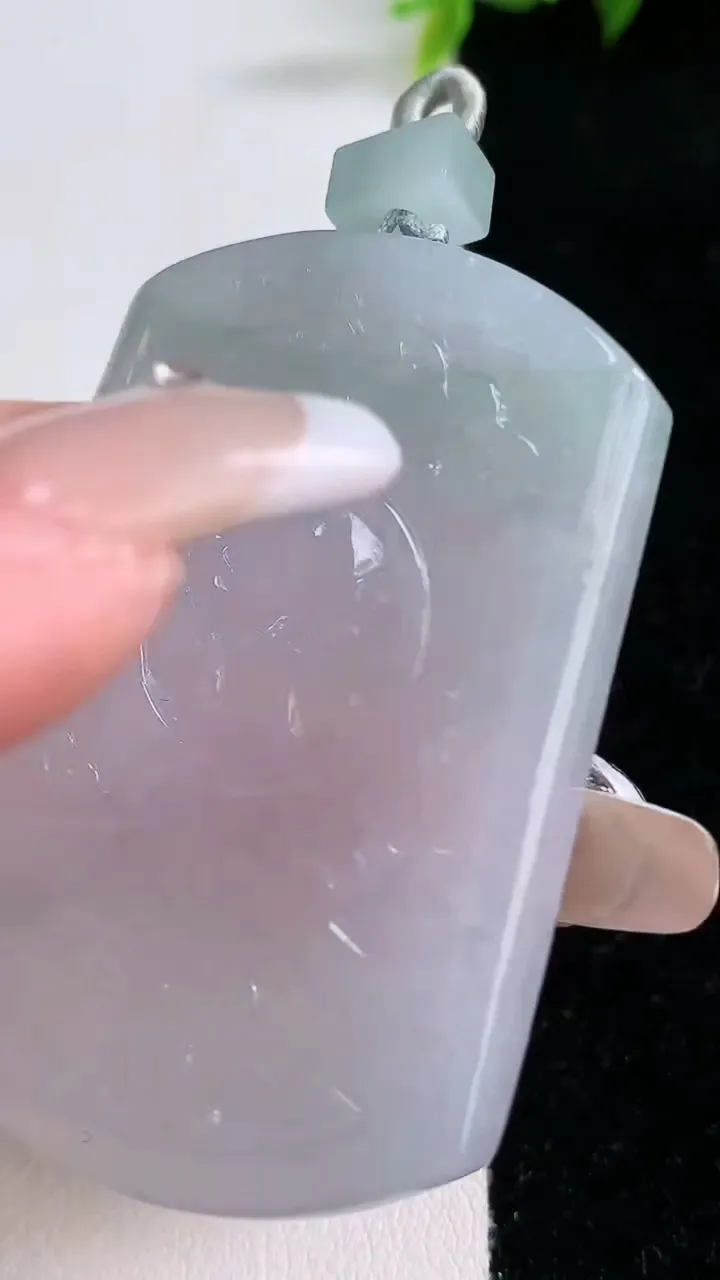 天然A货翡翠仿古无事牌吊坠，尺寸54.3-39.6-4.7，重量:27.91g
1月28日