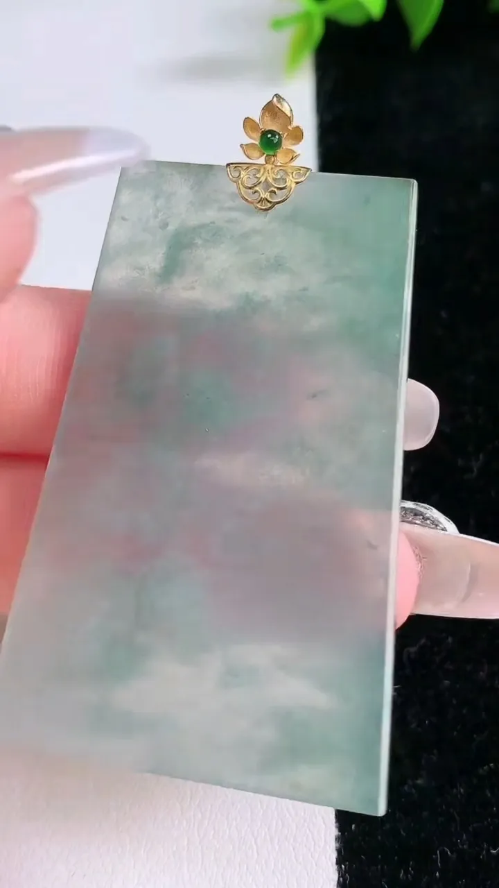 天然A货翡翠种飘花无事牌吊坠，尺寸51.4-32.6-2.6，重量:14.87g
1月28日