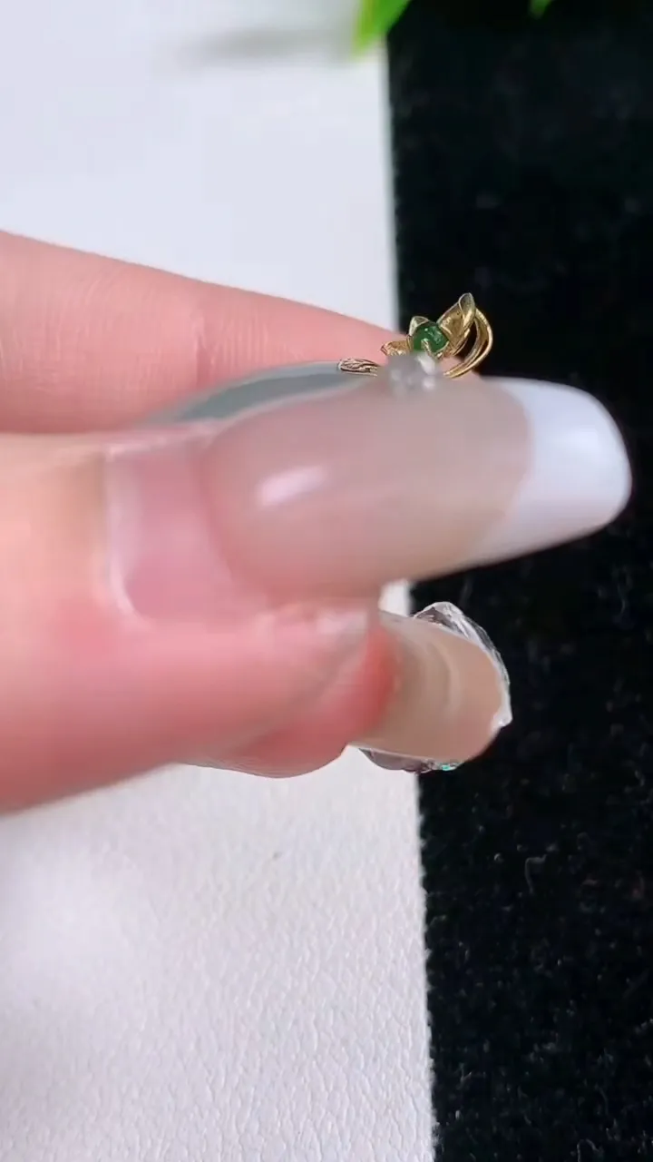 天然A货翡翠种飘花平安扣吊坠，尺寸27-6，重量:8.42g
1月28日