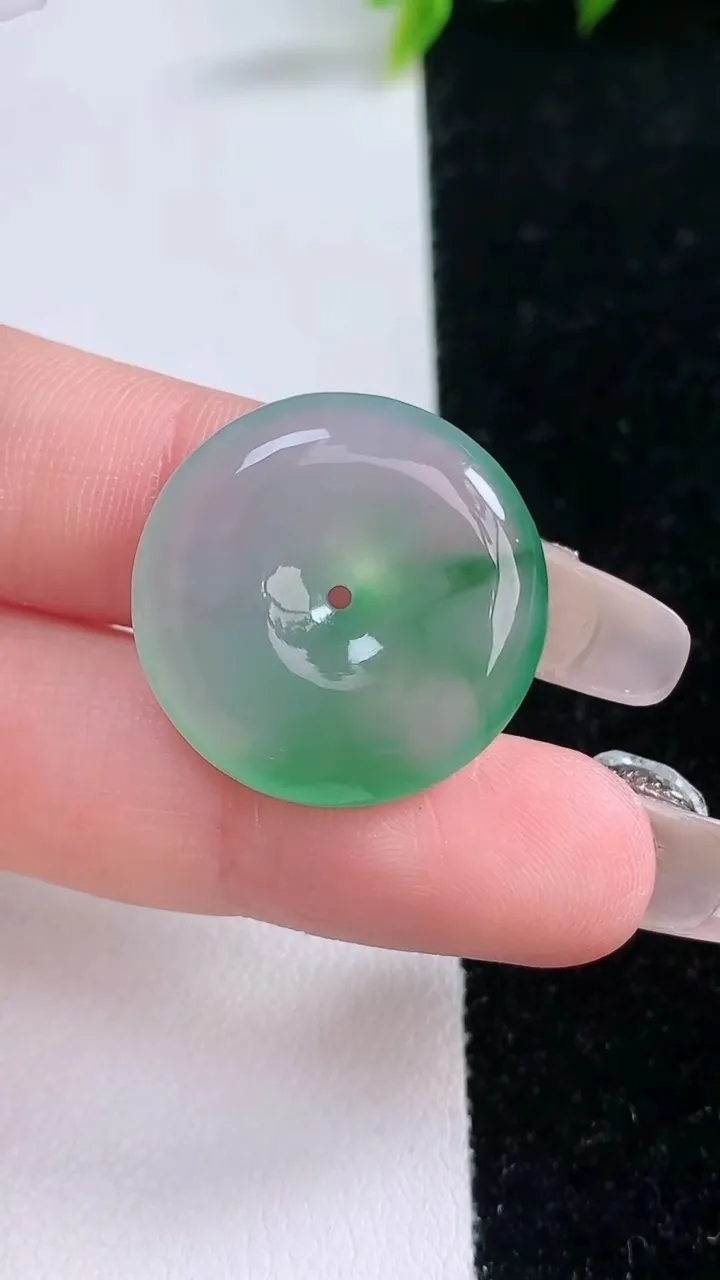 天然A货翡翠平安扣吊坠，尺寸23.4-5.3，重量:6.24g
1月28日