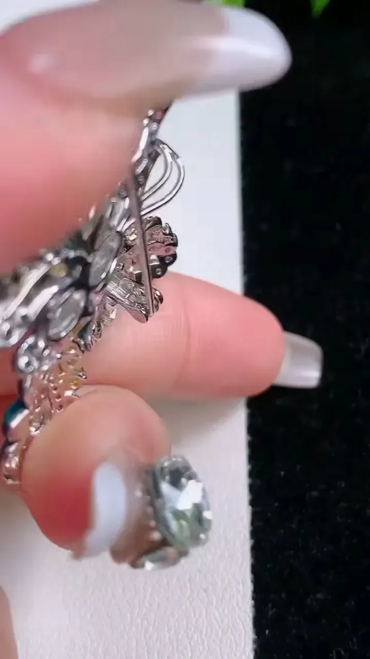 天然A货翡翠蝴蝶蛋面胸针，尺寸39.3-40.5-9-5.5，重量:10.22g
1月28日