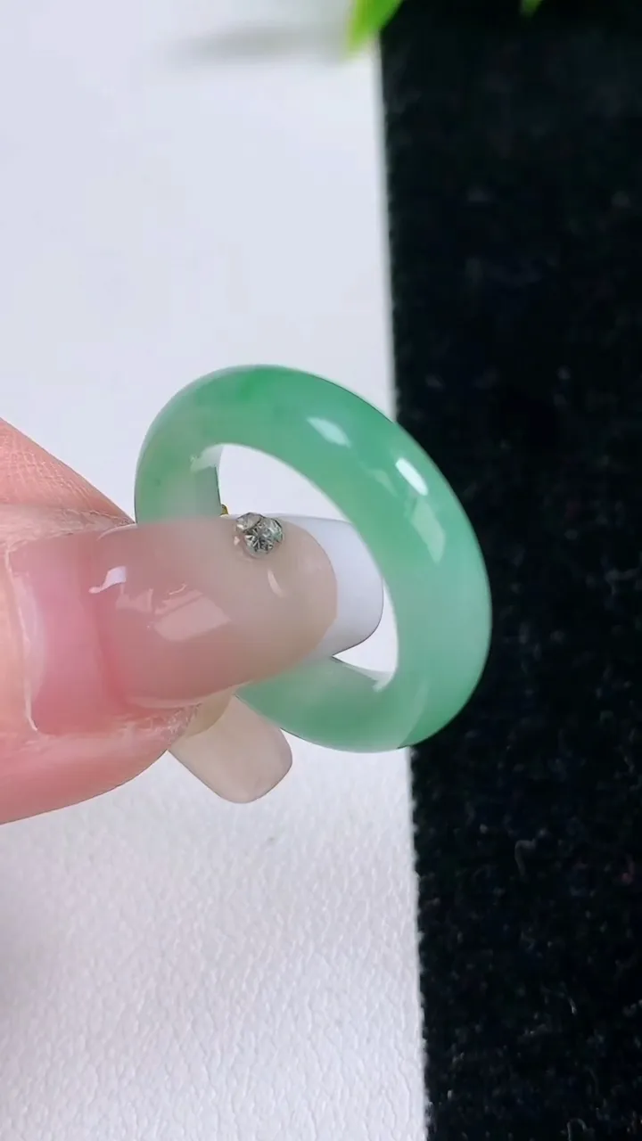 天然A货翡翠指环戒指，尺寸16.6-5.6-3.8，重量:4.18g2026年1月28日
工厂直销收