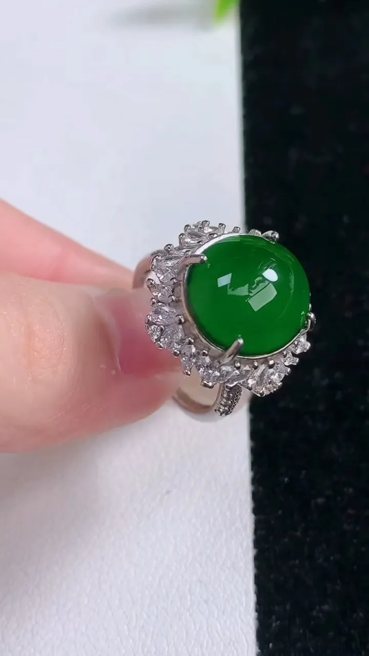 天然A货翡翠蛋面戒指，尺寸14.6-12.2-11.6，重量:5.13g2026年1月28日
工厂直销收藏佳品,种好水足，色泽均匀，有种有色，上手高大气！