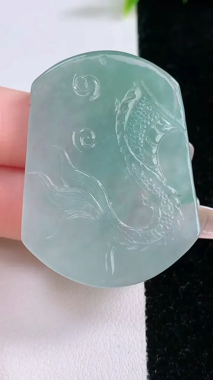 天然A货翡翠龙牌吊坠，尺寸46.3-35-6，重量:18.32g
1月28日