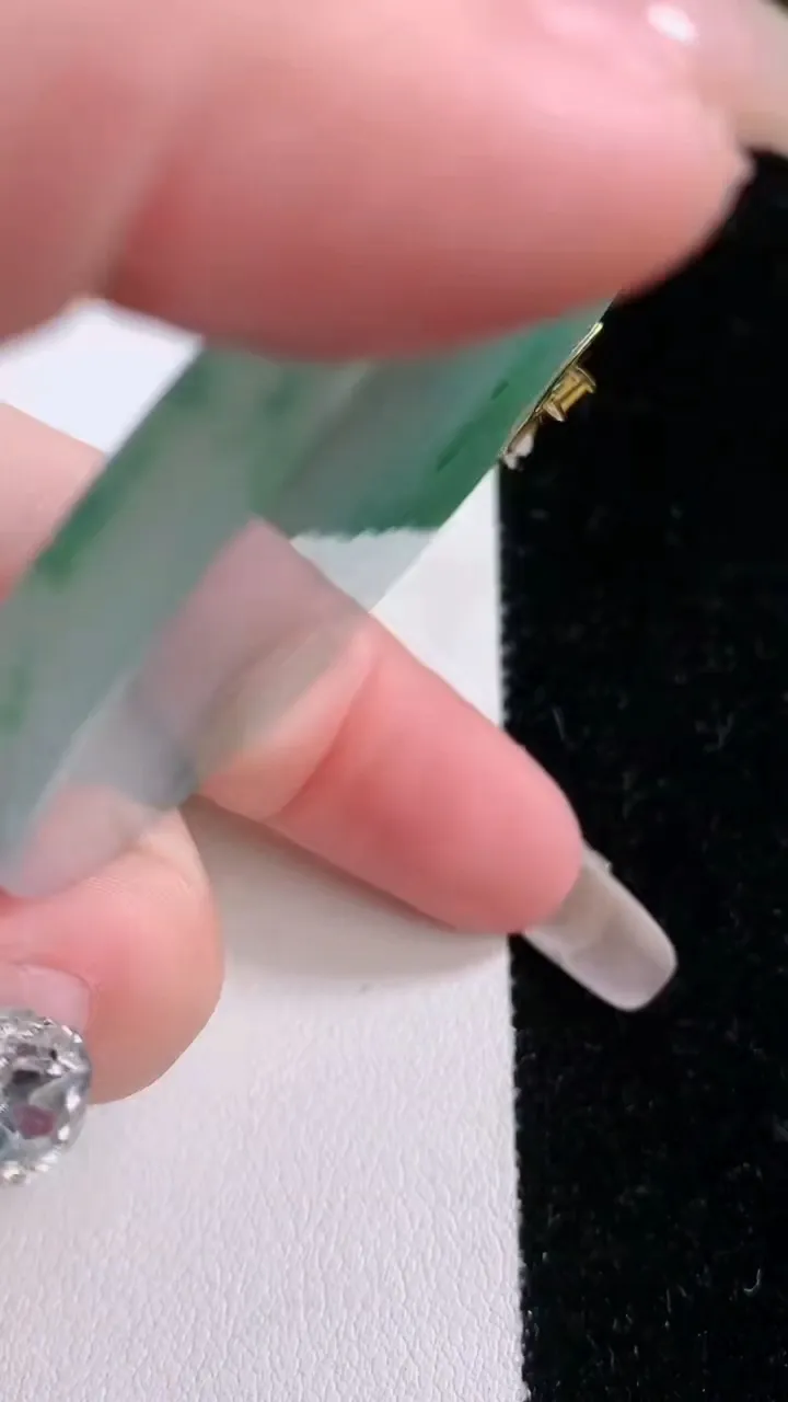 天然A货翡翠18K金飘花无事牌吊坠，尺寸50.3-5.3，重量:36.09g
1月28日