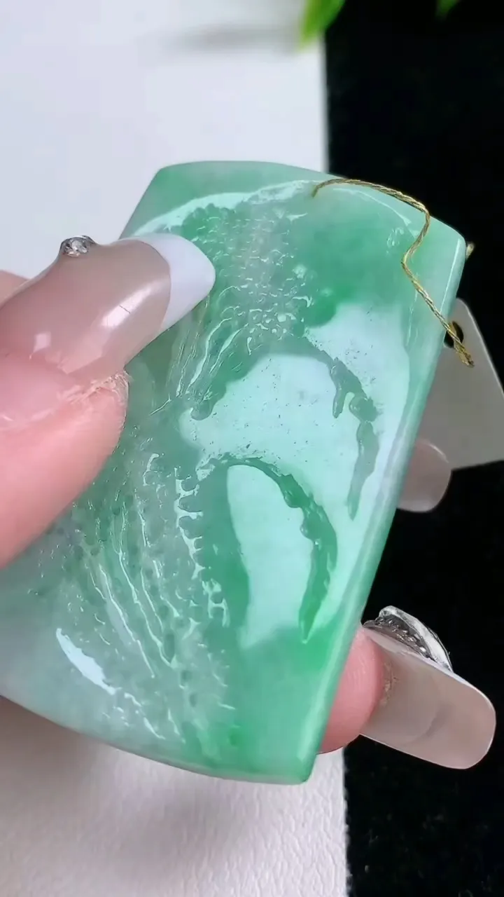 天然A货翡翠山水牌吊坠，尺寸49.4-31.8-7.2，重量:30.27g
1月28日