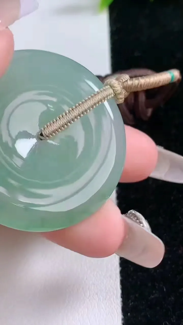 天然A货翡翠平安扣吊坠，尺寸38.4-5.8，重量:23.41g
1月28日