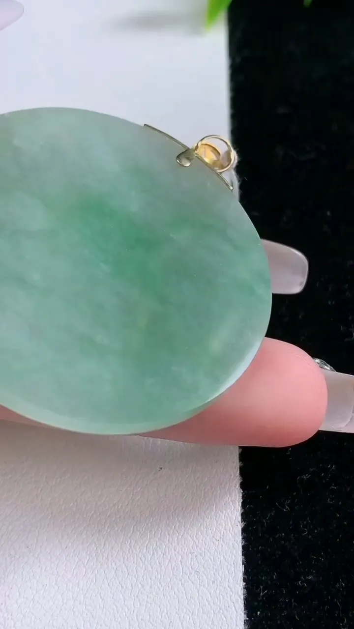 天然A货翡翠无事牌吊坠，尺寸44.2-3.2，重量:18.32g
1月28日