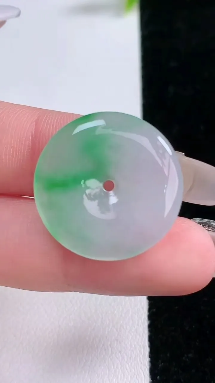 天然A货翡翠平安扣吊坠，尺寸23.4-3.5，重量:4.28g
1月28日