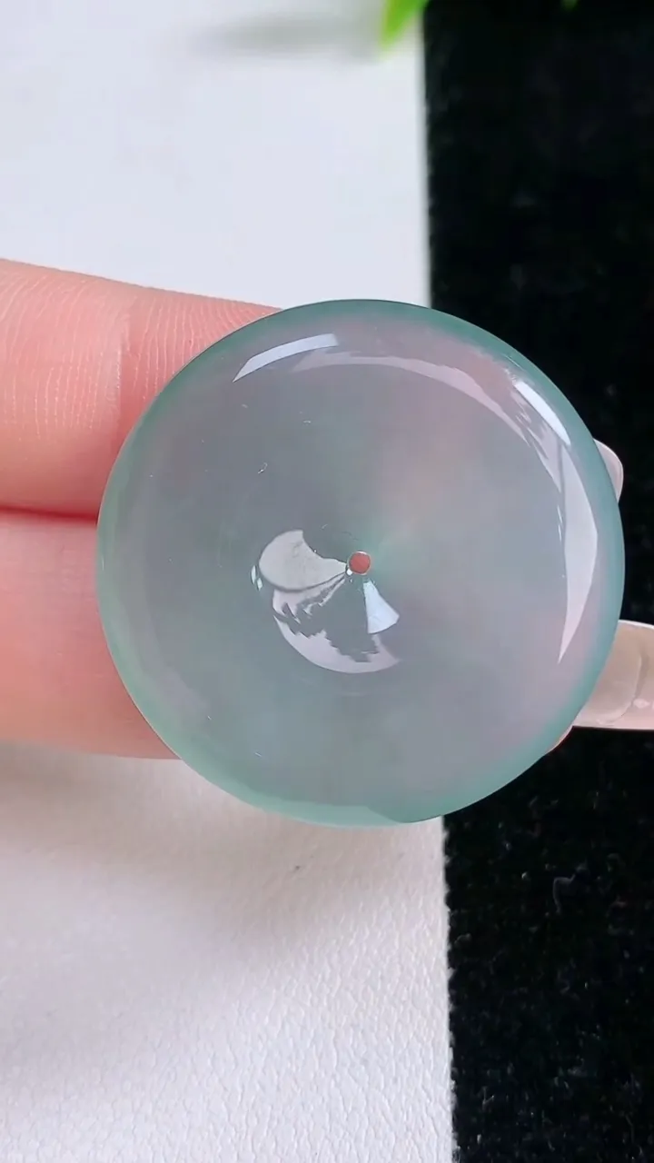 天然A货翡翠平安扣吊坠，尺寸61.7-5.5，重量:12.26g
1月28日