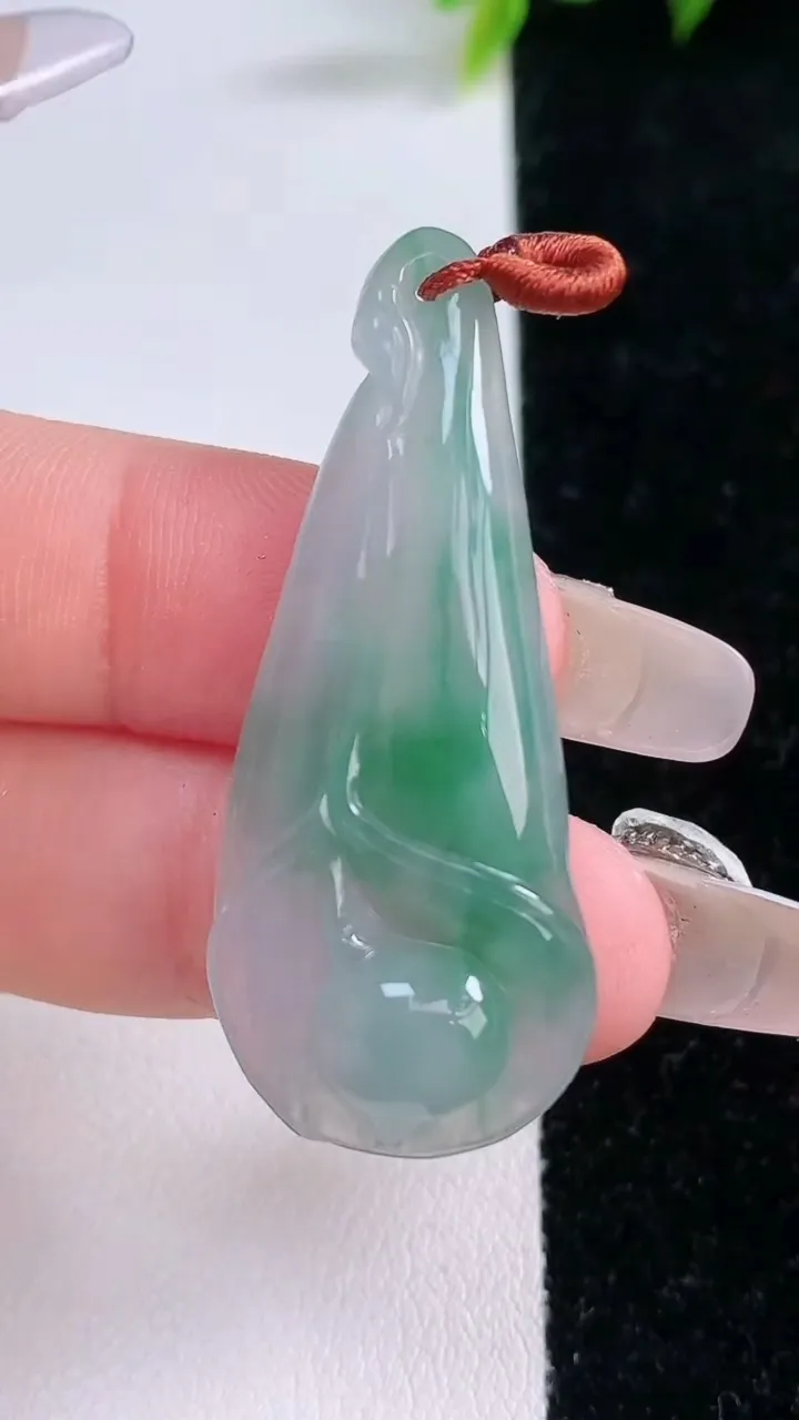 天然A货翡翠飘花玉兰花吊坠，尺寸44.2-18.2-5.3，重量:7.15g
1月28日