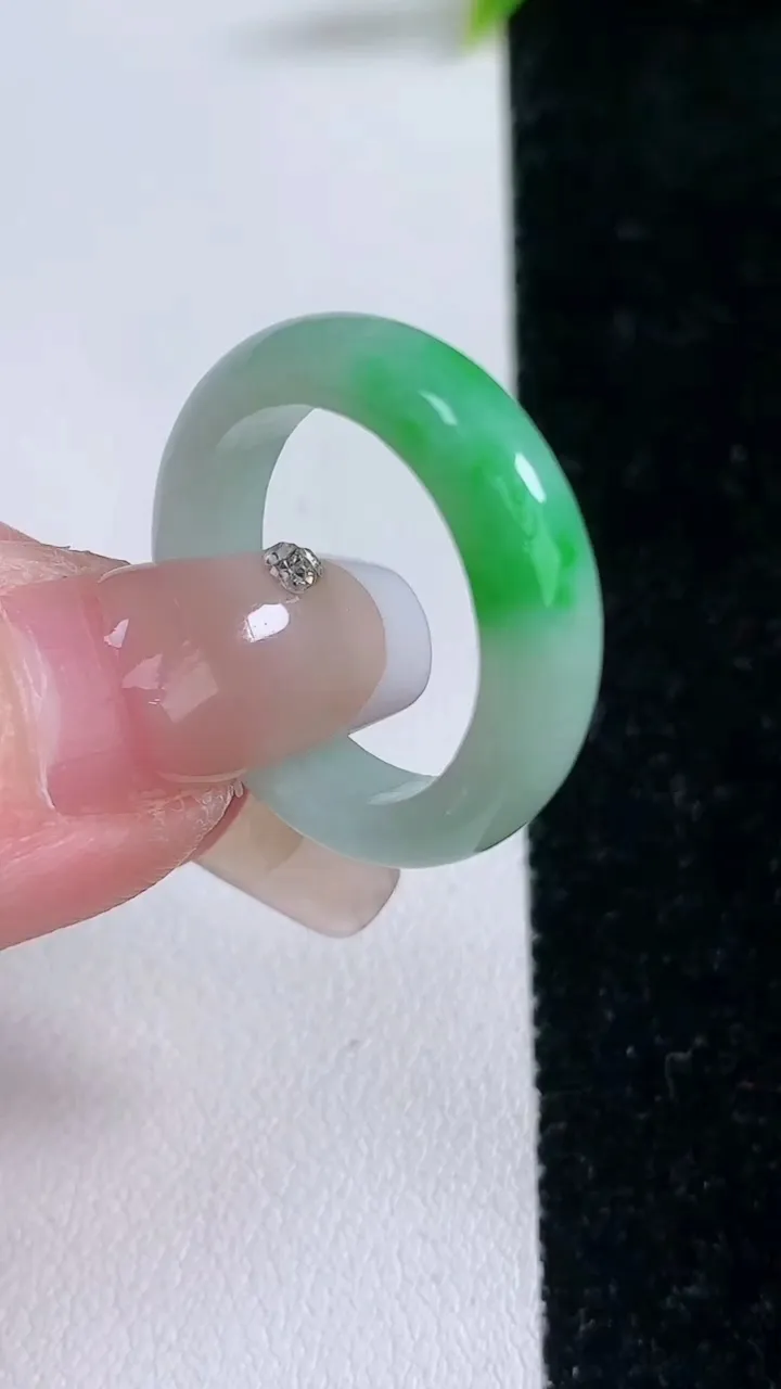 天然A货翡翠指环戒指，尺寸19-5.5-3.4，重量:4.33g2026年1月28日
工厂直销收藏佳