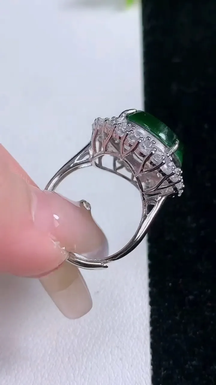 天然A货翡翠无事牌戒指，尺寸13.8-9，重量:5.90g2026年1月28日
工厂直销收藏佳品,种好水足，色泽均匀，有种有色，上手高大气！