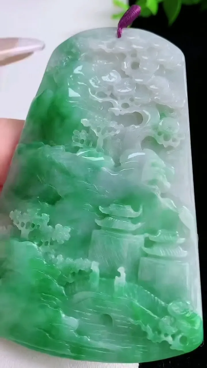 天然A货翡翠山水牌吊坠，尺寸76.5-52.2-6.5，重量:54.60g
1月28日