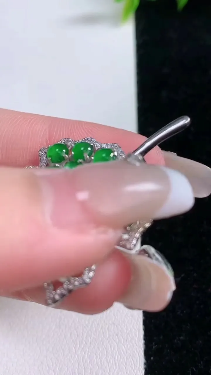 天然A货翡翠蛋面胸针，尺寸4，重量:7.92g
1月28日