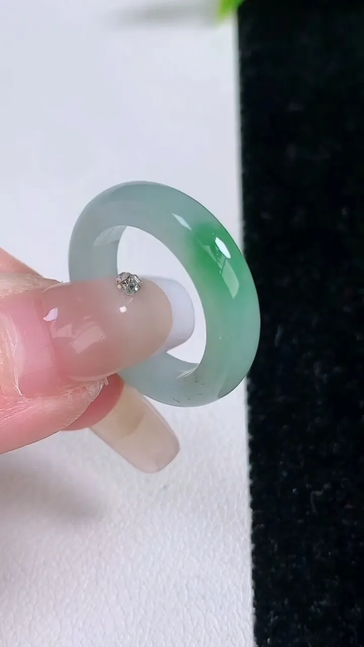 天然A货翡翠指环戒指，尺寸17.5-5.4-3.5，重量:4.20g2026年1月28日
工厂直销收藏佳品,种好水足，色泽均匀，有种有色，上手高大气！