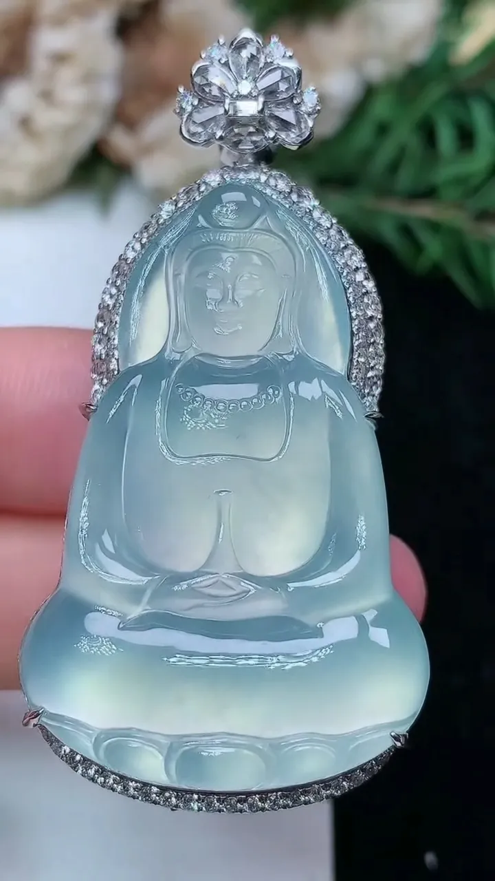 天然A货翡翠白冰素衣观音吊坠，尺寸52-39.2-26-11.5，重量:19.76g
1月28日