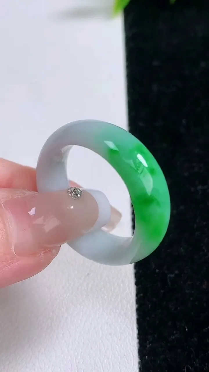 天然A货翡翠指环戒指，尺寸21.4-8.3-4，重量:7.30g2026年1月28日
工厂直销收藏佳品,种好水足，色泽均匀，有种有色，上手高大气！