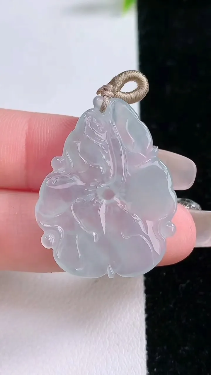 天然A货翡翠年年有余吊坠，尺寸32-25-3，重量:5.03g
1月28日