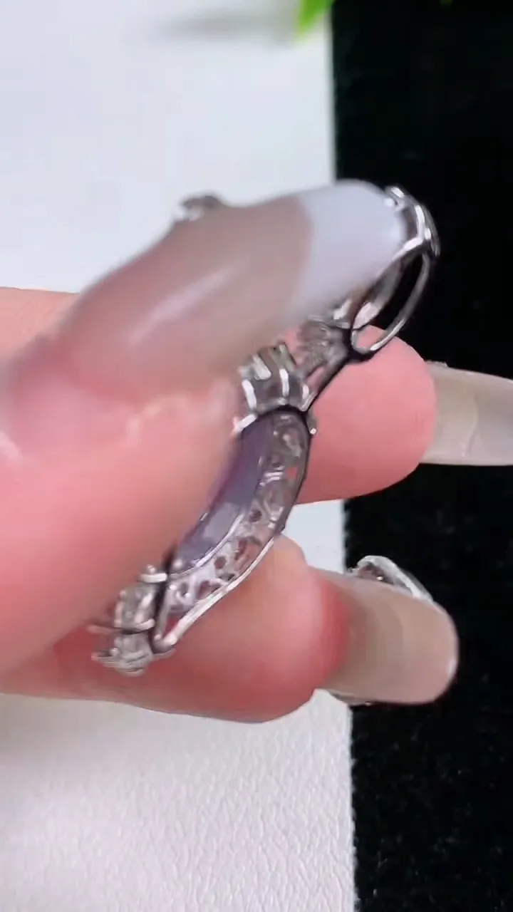 天然A货翡翠925银紫罗兰蛋面吊坠，尺寸35-17.5-10，裸石13.7-12.8重量:5.69g
1月28日