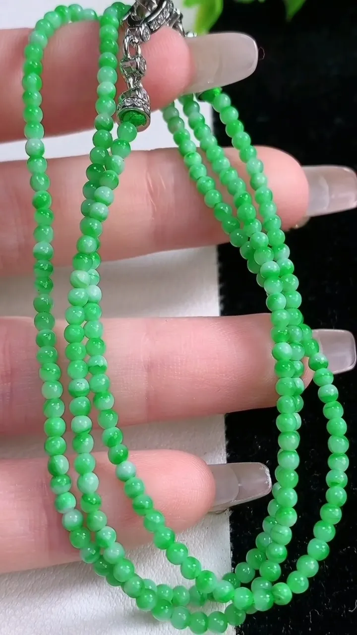 天然A货翡翠小米珠项链，尺寸2.6，重量:8.53g1月28日
工厂直销收藏佳品,种好水足，色泽均匀