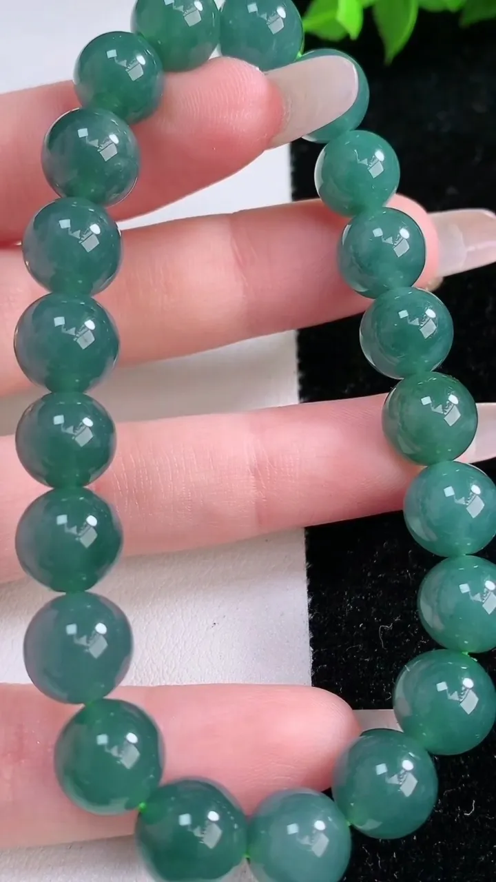 天然A货翡翠圆珠手串，尺寸9.7-21颗，重量:33.42g1月28日
工厂直销收藏佳品,种好水足，色泽均匀，有种有色，上手高大气！