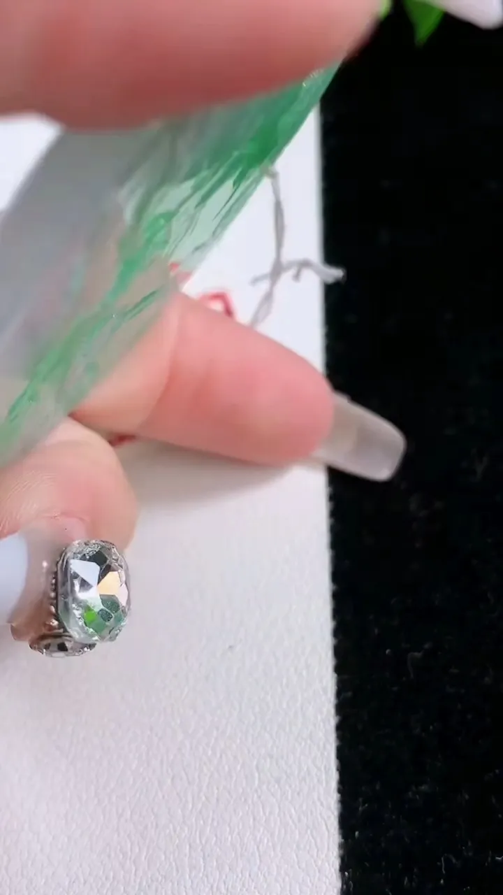 天然A货翡翠山水牌吊坠，尺寸52.8-4.7，重量:26.78g
1月28日