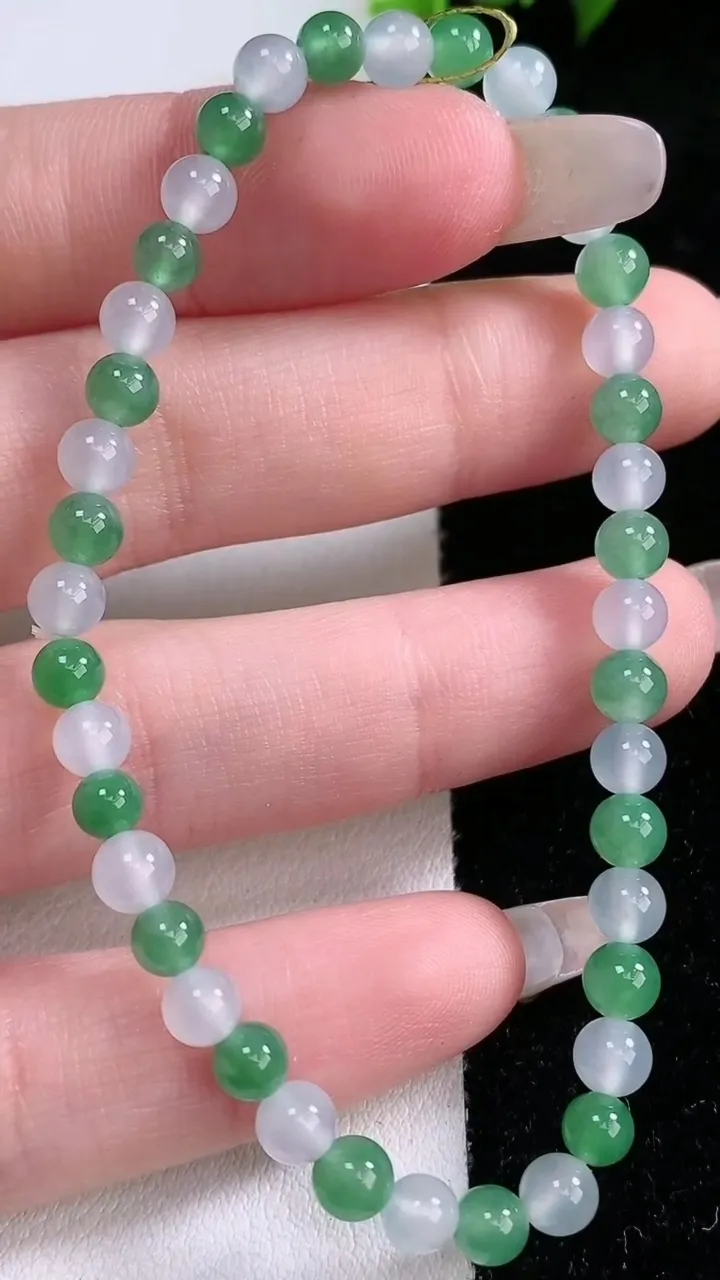 天然A货翡翠圆珠手串，尺寸4.8-40颗，重量:7.06g1月28日
工厂直销收藏佳品,种好水足，色泽均匀，有种有色，上手高大气！