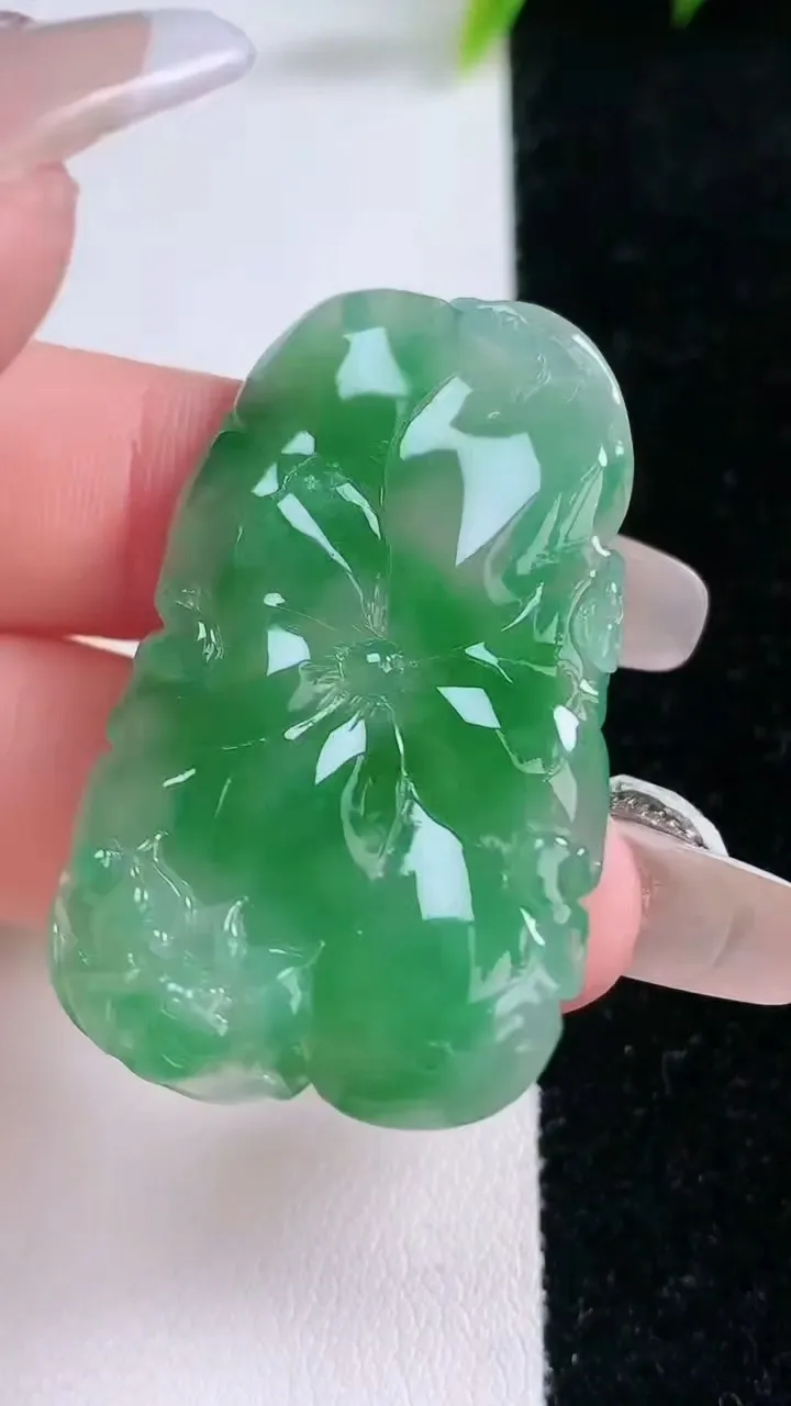 天然A货翡翠和和美美 荷叶鱼吊坠，尺寸42.7-26.3-4，重量:10.49g
1月28日