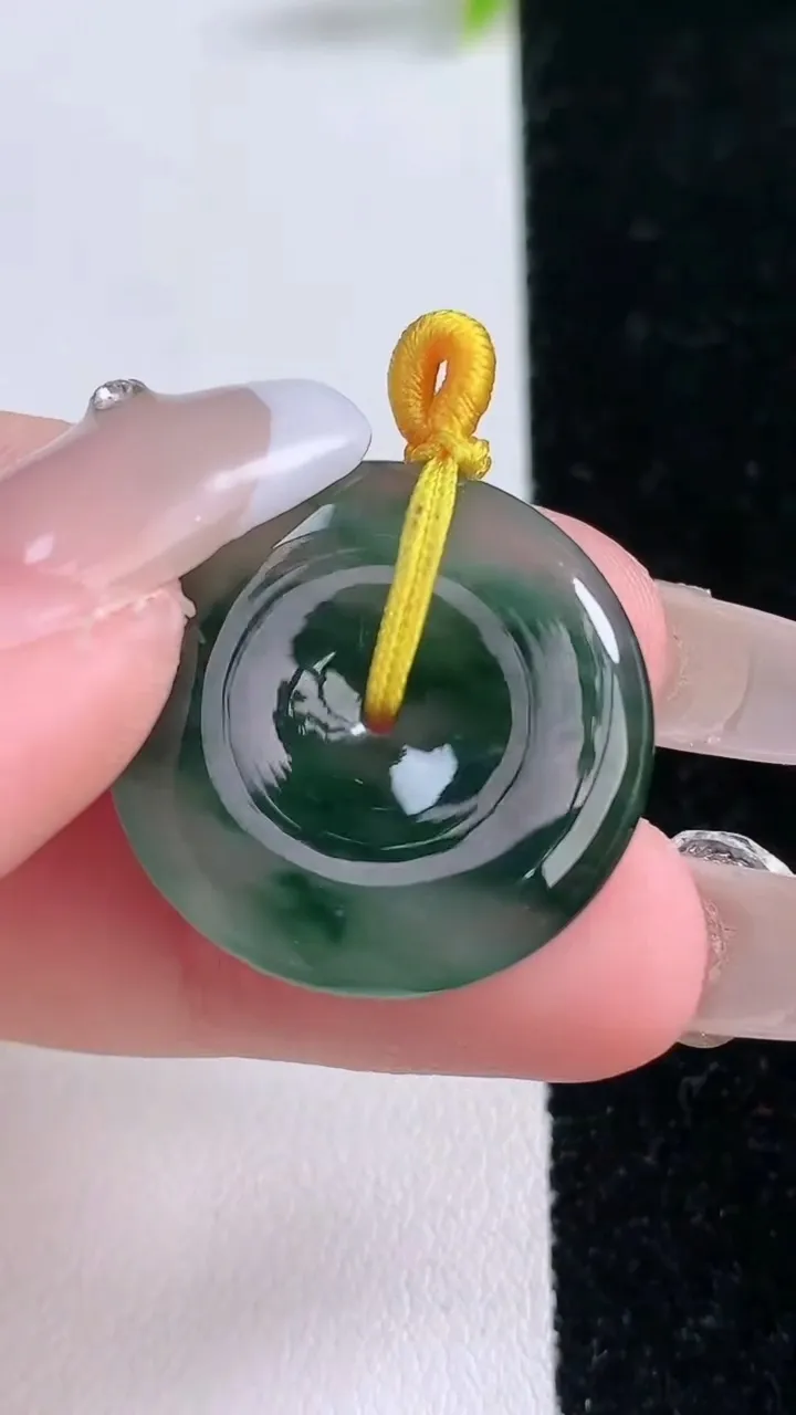 天然A货翡翠飘花平安扣吊坠，尺寸20-3.9，重量:5.58g
1月28日