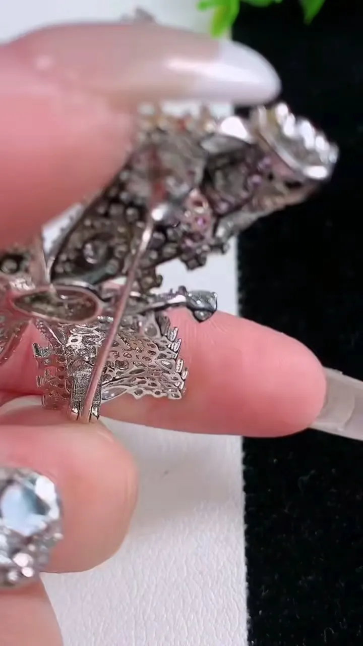 天然A货翡翠蝴蝶胸针，尺寸3.7，重量:13.17g
1月28日