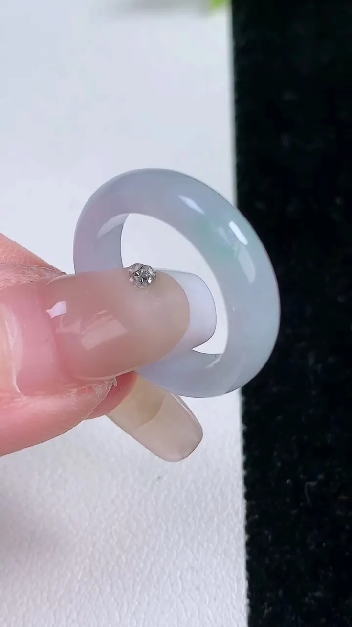 天然A货翡翠春带彩紫罗兰指环戒指，尺寸17.4-5.2-3.2，重量:3.43g2026年1月28日
工厂直销收藏佳品,种好水足，色泽均匀，有种有色，上手高大气！