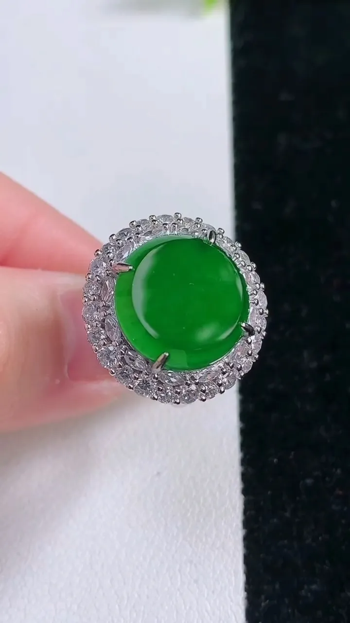 天然A货翡翠无事牌戒指，尺寸13.8-9，重量:5.90g2026年1月28日
工厂直销收藏佳品,种好水足，色泽均匀，有种有色，上手高大气！