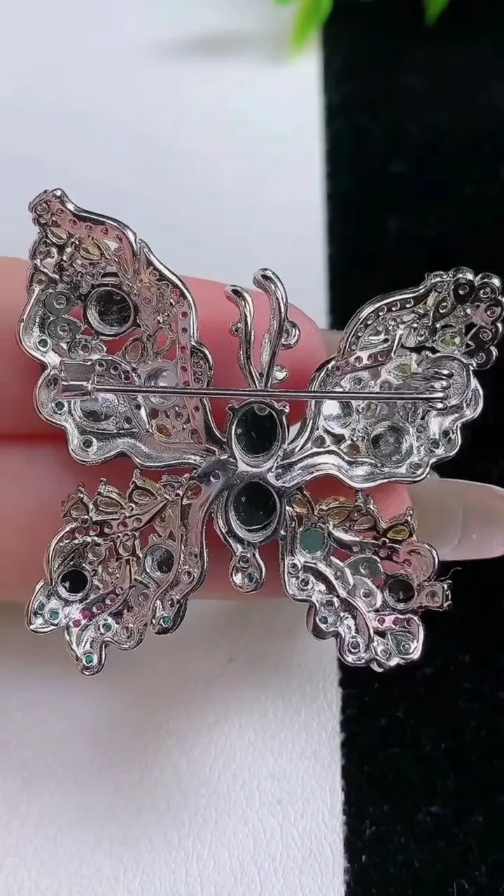 天然A货翡翠蝴蝶蛋面胸针，尺寸39.3-40.5-9-5.5，重量:10.22g
1月28日